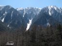 当館の真正面に見えます。標高2,500m級の山並みです。