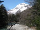 噴煙がまっすぐ上に伸びていますね。田代橋たもとから撮りました。