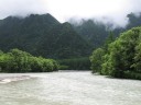 雨で川幅が広がっています