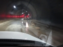1車線がなんとか確保できましたがトンネル内にはまだ大量の土砂が残っています。